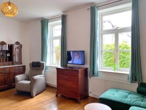 TV a/nebo společenská místnost v ubytování Ferienwohnung am Nationalpark