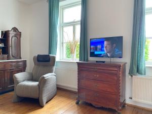 TV a/nebo společenská místnost v ubytování Ferienwohnung am Nationalpark