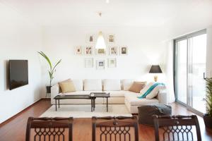 sala de estar con sofá y mesa en Luxury Apartment with Exceptional View, en Atenas