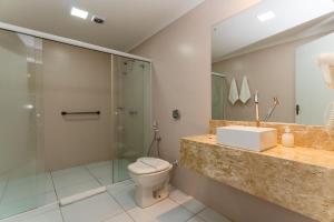 a bathroom with a toilet and a shower and a sink at Piazito Park Hotel in Fragosos