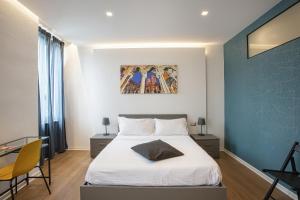 1 dormitorio con cama y pared azul en Family Flat in the City Center by Wonderful Italy en Génova