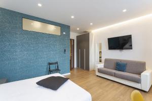 1 dormitorio con 1 cama y 1 sofá en una habitación en Family Flat in the City Center by Wonderful Italy en Génova