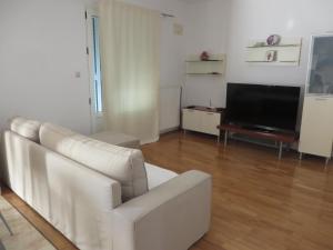 帕科坦Apartments Tonka的客厅里有一张白色沙发和一台电视