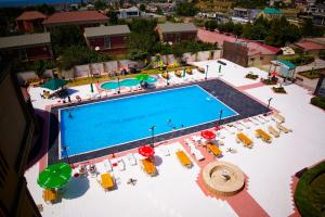 Вид на бассейн в Olympic Hotel and Resort или окрестностях