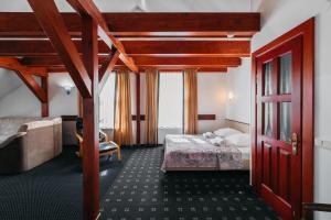 a hotel room with a bed and a red door at Villa Bachmann - Kuršių kiemas in Juodkrantė