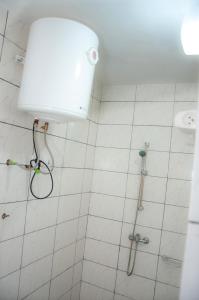 ein Bad mit einer Dusche mit einem Licht an der Wand in der Unterkunft 509 Résidence in Lomé
