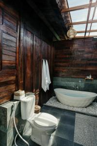 e bagno con servizi igienici e vasca. di SUNSHINE VILLAS UBUD ad Ubud