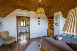 Postel nebo postele na pokoji v ubytování Tagyon Birtok Panoráma Apartman