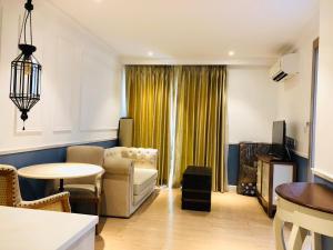 TV a/nebo společenská místnost v ubytování sevenseas cote'd azur 1 bedroom near Beach