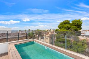 una piscina en el balcón de un apartamento en Tokai Beach Residences, en San Pedro del Pinatar