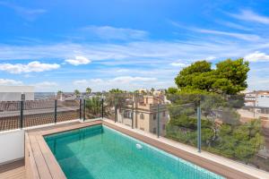 サン・ペドロ・デル・ピナタルにあるTokai Residences Casa Estrellaのアパートメントのバルコニーにスイミングプールがあります。