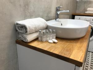 a bathroom with a sink and a counter with towels at Apartments Lipova Stegna Park Coffee&Wi-Fi- 500 m do plaży in Stegna