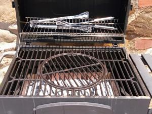 a grill with tongs and tongs on it at Appartamento Biricocolo in Bucine