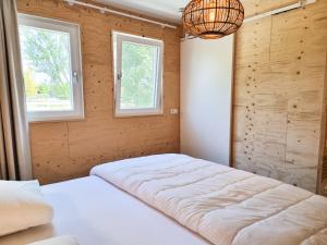 een slaapkamer met twee bedden en twee ramen bij Vakantiewoning Studio 51 OK49 in Oostkapelle