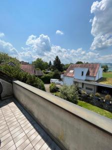 una vista desde el balcón de una casa en Guesthouse Juerg, en Sempach