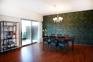 ein Esszimmer mit einem Tisch und blauen Stühlen in der Unterkunft Luxury Apartment with Exceptional View in Athen