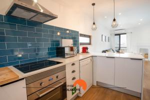 - une cuisine avec du carrelage bleu sur le mur dans l'établissement #063 Beach Flat with Sea View Balcony, AC, à Albufeira