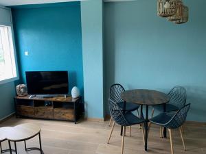 A television and/or entertainment centre at Delta Muga, Piso muy cerca de la playa