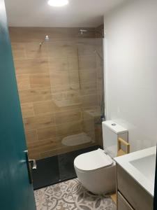A bathroom at Delta Muga, Piso muy cerca de la playa Még 12 kép