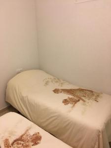 A bed or beds in a room at Delta Muga, Piso muy cerca de la playa