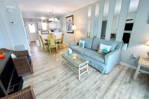 Χώρος καθιστικού στο Harbor House B6 Condo