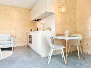 een keuken en eetkamer met een tafel en stoelen bij Vakantiewoning Studio 51 OK49 in Oostkapelle