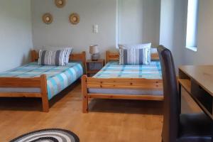 sypialnia z 2 łóżkami oraz stołem i stołem w obiekcie Κτήμα Μύλος (Κτήμα στη Φύση) w mieście Agrinio