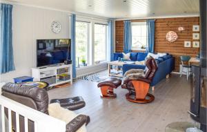 ein Wohnzimmer mit einem blauen Sofa und Ledersesseln in der Unterkunft 4 Bedroom Lovely Home In Treungen in Treungen