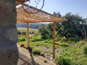 Pianiano的住宿－Casale Gatta Morena，花园内带篮球架的凉亭