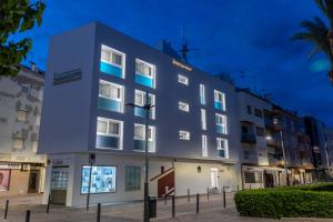 a building with a blue facade in a city at Hostal Boutique La Mar Serena in Peñíscola