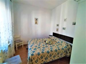 - une chambre avec un lit doté d'une couverture jaune et bleue dans l'établissement Villa Rosa Sea View, à Ischia