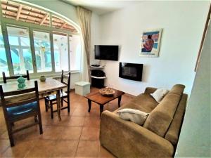 - un salon avec un canapé et une table dans l'établissement Villa Rosa Sea View, à Ischia