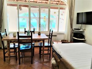 - une salle à manger avec une table et un lit dans l'établissement Villa Rosa Sea View, à Ischia