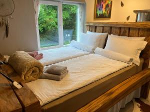 uma cama grande num quarto com uma janela em Little Dreamcatcher in Vadu Crisului Tomnatic Bihor Apuseni em Tomnatic