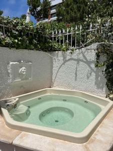 una bañera de hidromasaje en Villa típica ideal para as suas férias em família! en Monte Gordo
