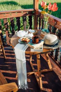 un tavolo con un piatto di cibo su un ponte di SUNSHINE VILLAS UBUD ad Ubud
