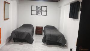 - une chambre avec 2 lits et une table dans l'établissement Monoambiente excelente ubicación no mascotas, à Mendoza