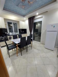 a kitchen and dining room with a table and chairs at Aurora's apartment eretria in Eretria