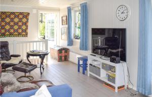 TV a/nebo společenská místnost v ubytování 4 Bedroom Lovely Home In Treungen