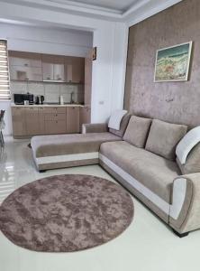 un soggiorno con divano e tappeto di Navodari Luxury Apartament a Năvodari