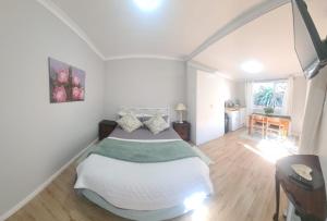 a bedroom with a large bed in a room at Cottage on Ilchester in Grahamstown