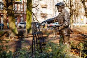 posąg człowieka stojącego w parku w obiekcie Apartament Nowe Miasto - Skwer Malarzy w mieście Gorzów Wielkopolski
