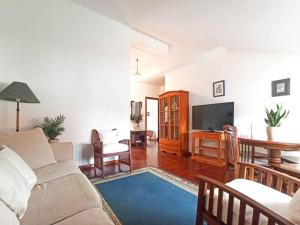 - un salon avec un canapé, une télévision et une table dans l'établissement Apartamento calle Real, à Cambados