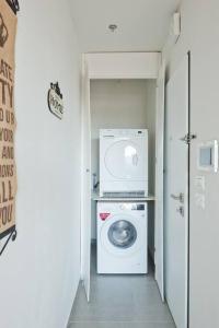 een wasruimte met een wasmachine en een wasmachine bij Sunny Luxury Apartments in Tel Aviv