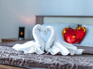 zwei Handtücher in Form von Schwänen auf einem Bett in der Unterkunft Apartmani VINKO Bibinje in Bibinje