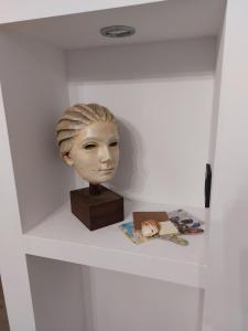 une tête sur une étagère dans un mur blanc dans l'établissement SPLIT VIEW 2 Bedrooms LUXURY APARTMAN 90 m2, à Klis