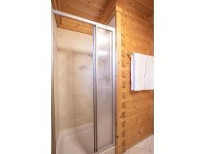 une salle de bain avec une douche avec une porte vitrée dans l'établissement Ferienhaus Königsleiten 175, à Königsleiten 9 autres photos