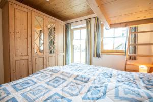 une chambre avec un lit et une grande fenêtre dans l'établissement Ferienhaus Königsleiten 175, à Königsleiten