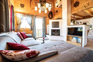 un salon avec deux canapés et une télévision dans l'établissement Ferienhaus Königsleiten 175, à Königsleiten