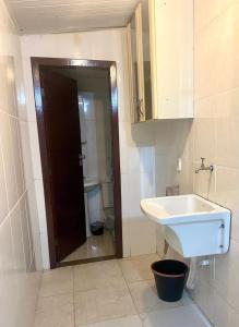 uma casa de banho com um lavatório e um WC em Casa top aeroporto em Macaé